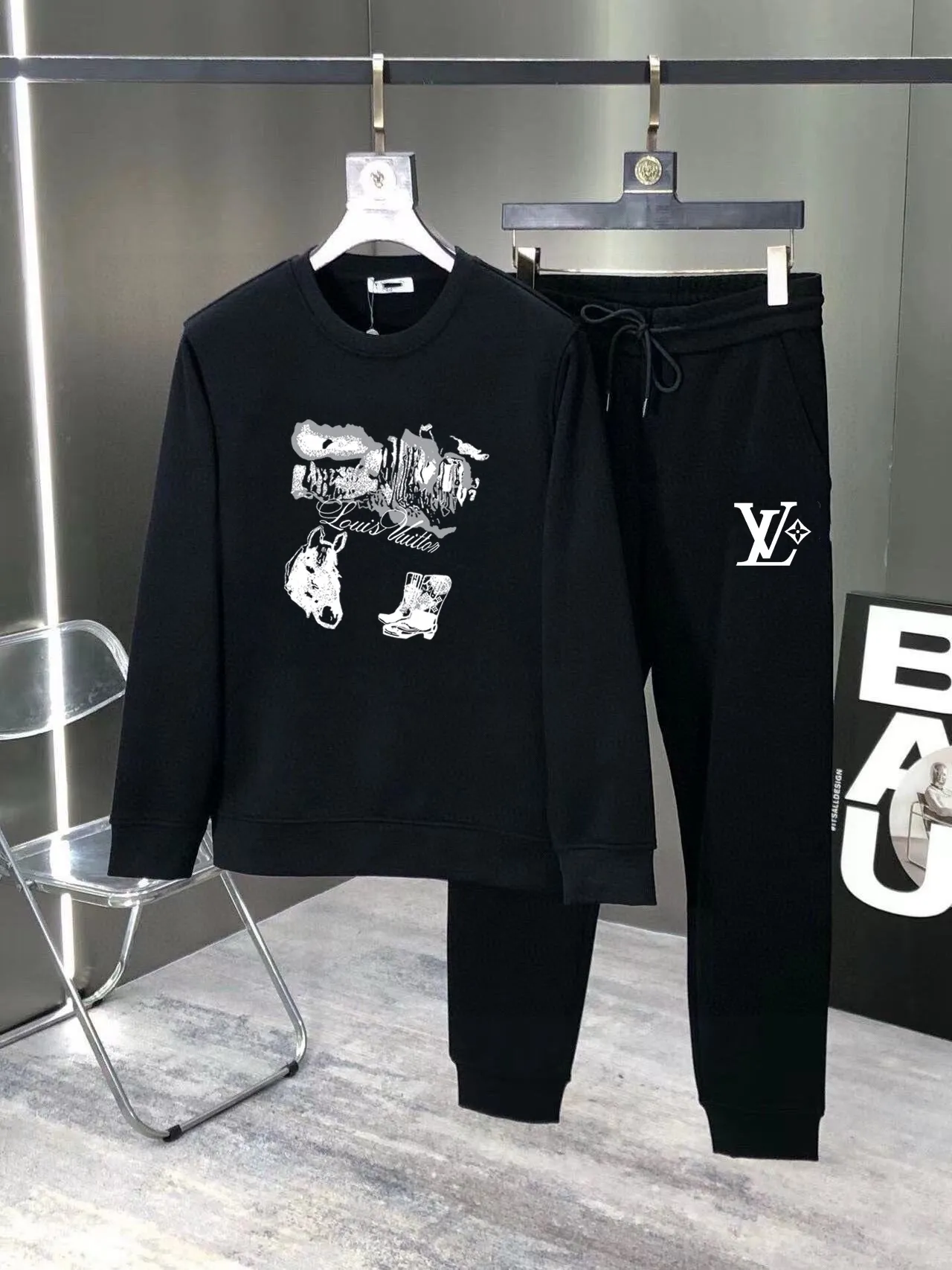 🅿️380 direct batch [LV Louis Vuitton] (Fat Man Gospel) hot-selling suit is coming. Focus on the original version of the official website. 2025 new hot-selling sweatshirt suit. The original order is the best. 🇭🇰The meticulous work of top designers. Just for a fitting and perfect upper body effect. 100% natural high-quality Roman cotton, close-fitting comfort, noble and elegant! Original hardware embodies elegance and nobility! Counter size: M-5XL (maximum wear up to 220 pounds)